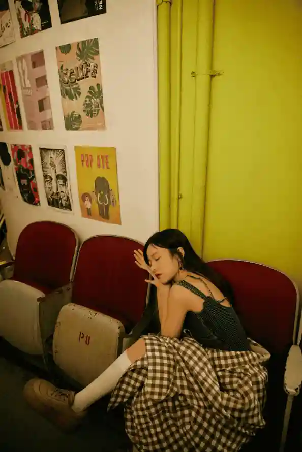 三区AV在线与少妇小说：免费色情资源的法律风险